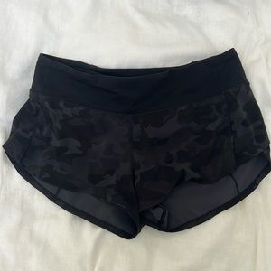 Lululemon Speed Up Shorts - Black Camo - 2.5”